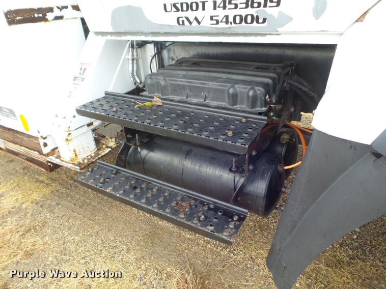 image for item L1707 2005 International 7300 digger derrick truck