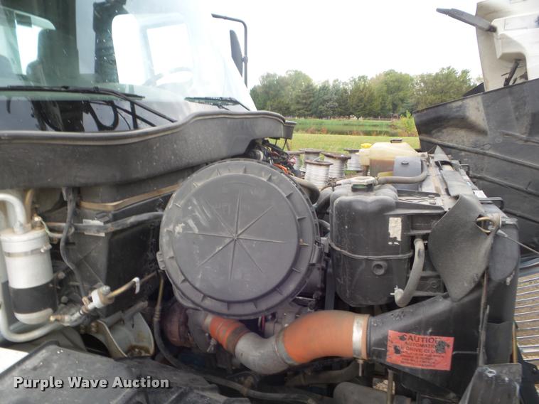 image for item L1707 2005 International 7300 digger derrick truck