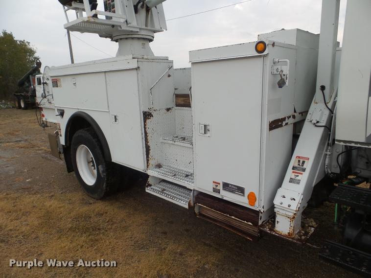 image for item L1707 2005 International 7300 digger derrick truck