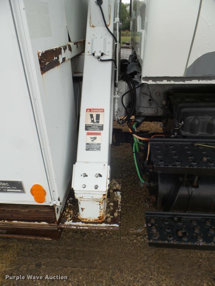 image for item L1707 2005 International 7300 digger derrick truck