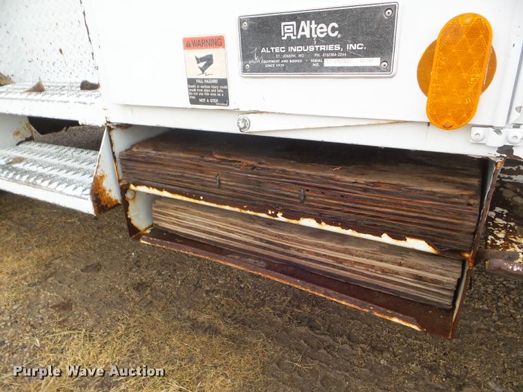 image for item L1707 2005 International 7300 digger derrick truck