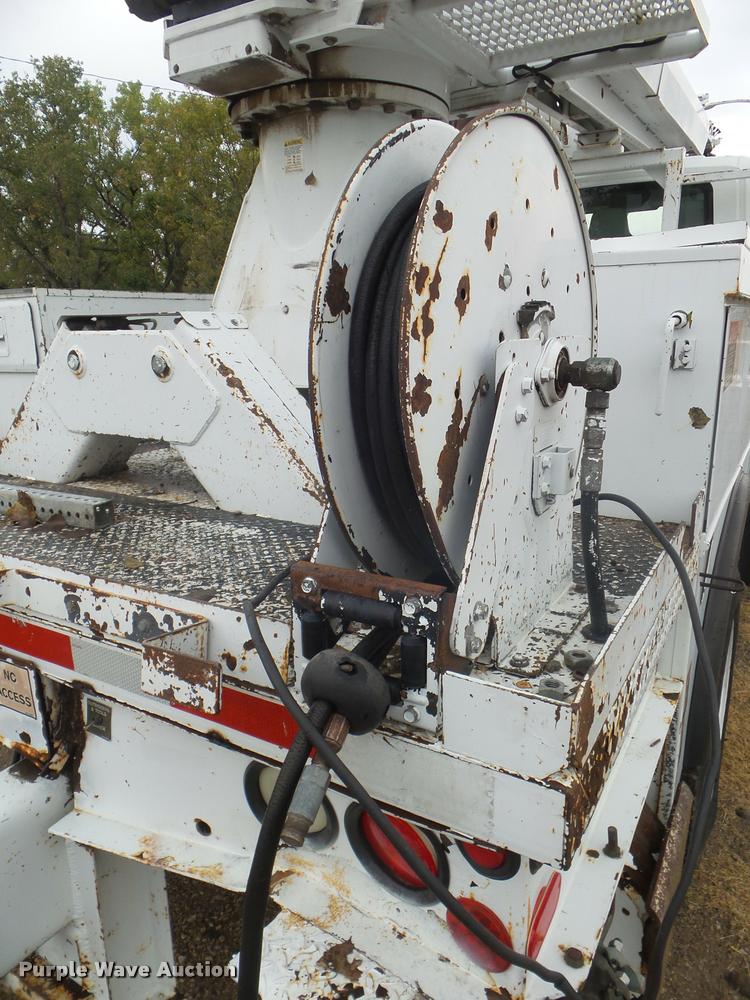 image for item L1707 2005 International 7300 digger derrick truck