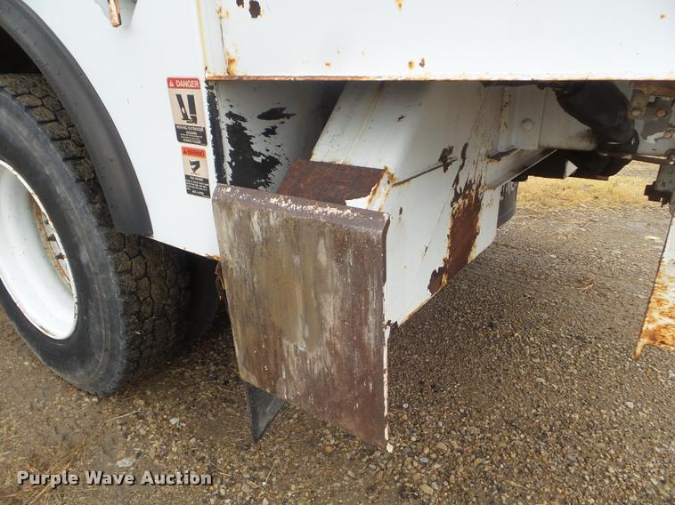 image for item L1707 2005 International 7300 digger derrick truck