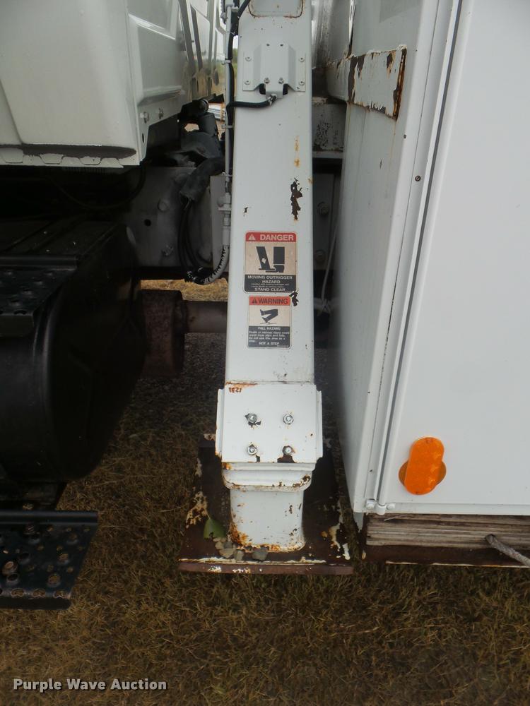 image for item L1707 2005 International 7300 digger derrick truck