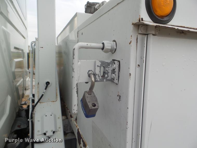 image for item L1707 2005 International 7300 digger derrick truck