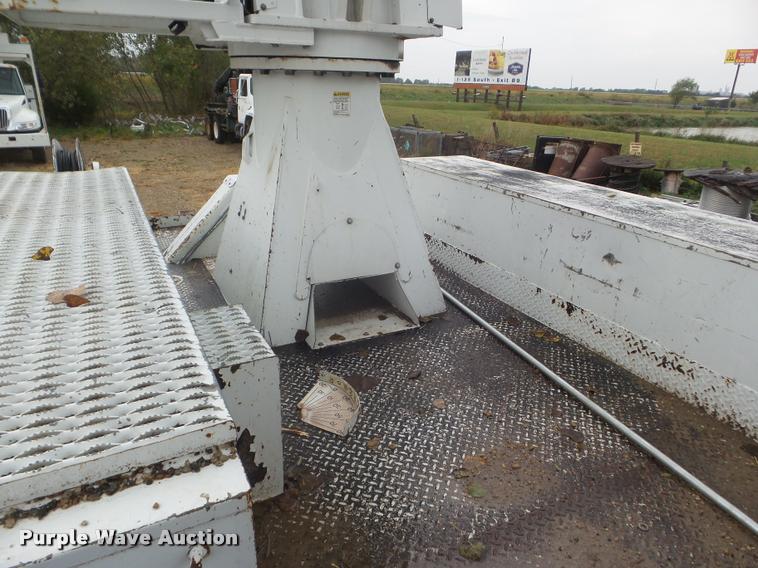 image for item L1707 2005 International 7300 digger derrick truck