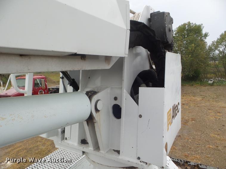 image for item L1707 2005 International 7300 digger derrick truck