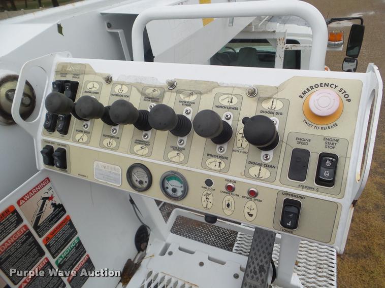 image for item L1707 2005 International 7300 digger derrick truck