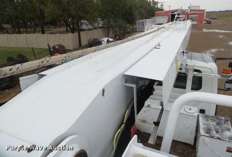 image for item L1707 2005 International 7300 digger derrick truck