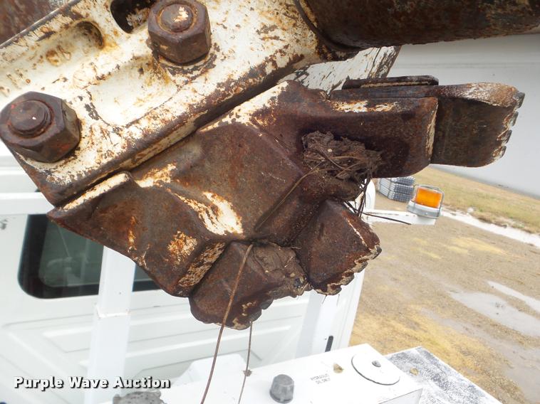 image for item L1707 2005 International 7300 digger derrick truck