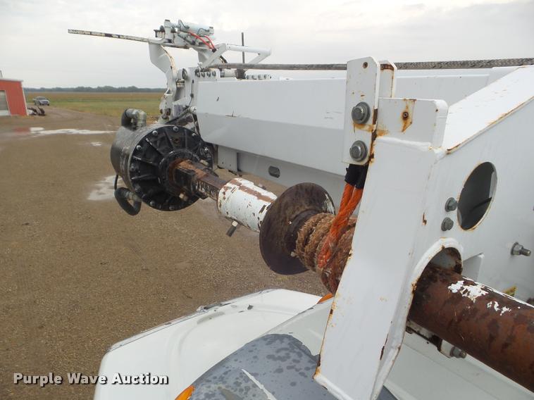 image for item L1707 2005 International 7300 digger derrick truck