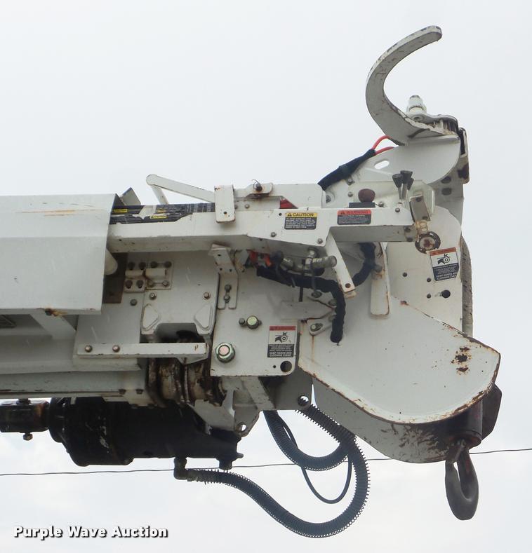 image for item L1707 2005 International 7300 digger derrick truck