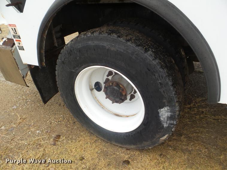 image for item L1707 2005 International 7300 digger derrick truck