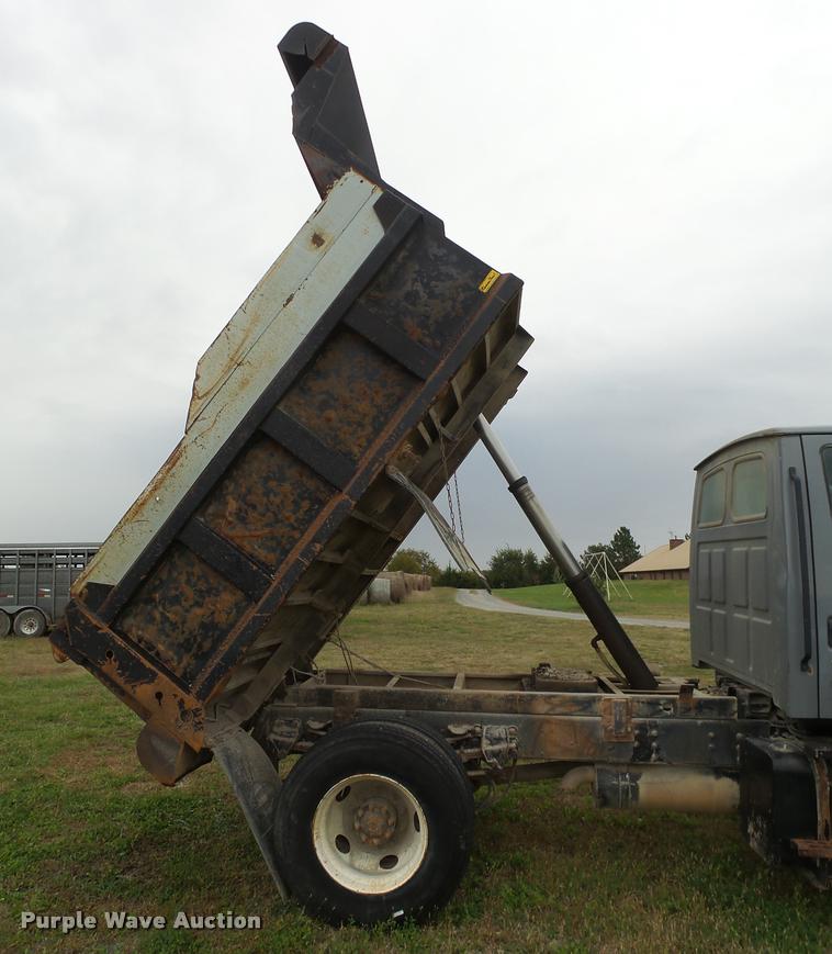 image for item L3280 2000 Sterling L7500 dump truck