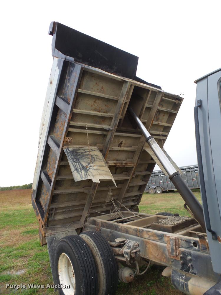 image for item L3280 2000 Sterling L7500 dump truck