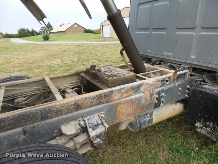 image for item L3280 2000 Sterling L7500 dump truck