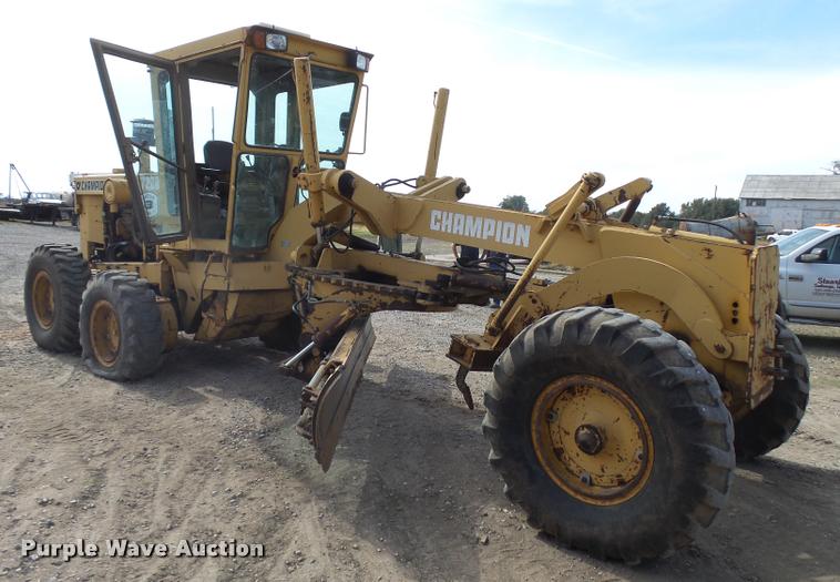 image for item L3305 1988 Champion 720A motor grader