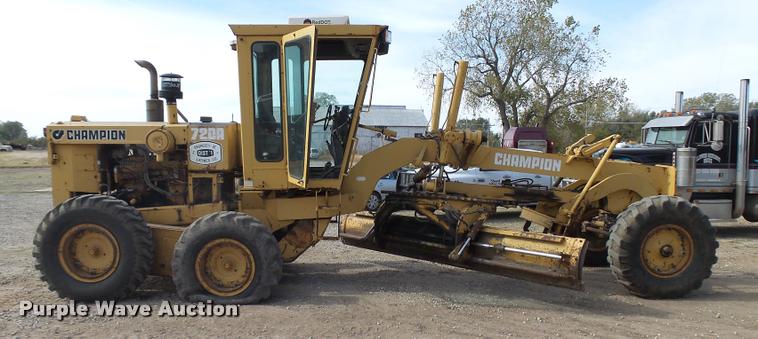 image for item L3305 1988 Champion 720A motor grader