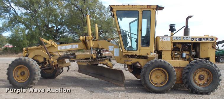 image for item L3305 1988 Champion 720A motor grader