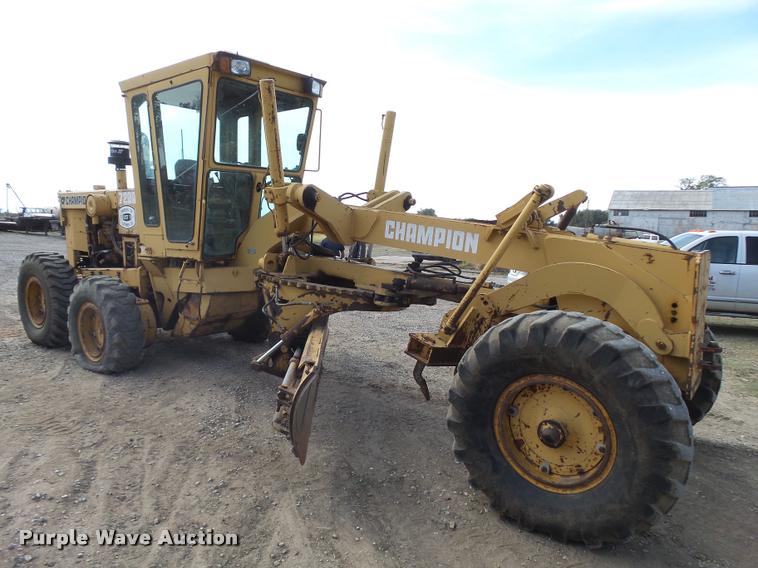 image for item L3305 1988 Champion 720A motor grader