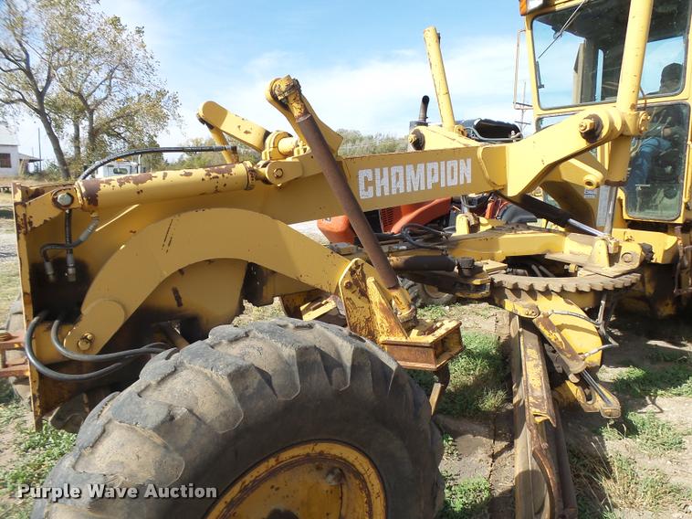 image for item L3305 1988 Champion 720A motor grader
