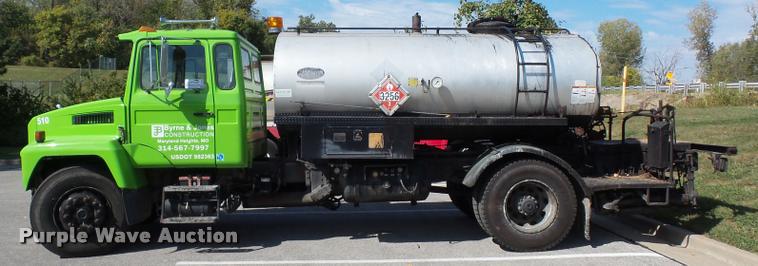 image for item L4368 1989 Mack CS250P oil distributor truck