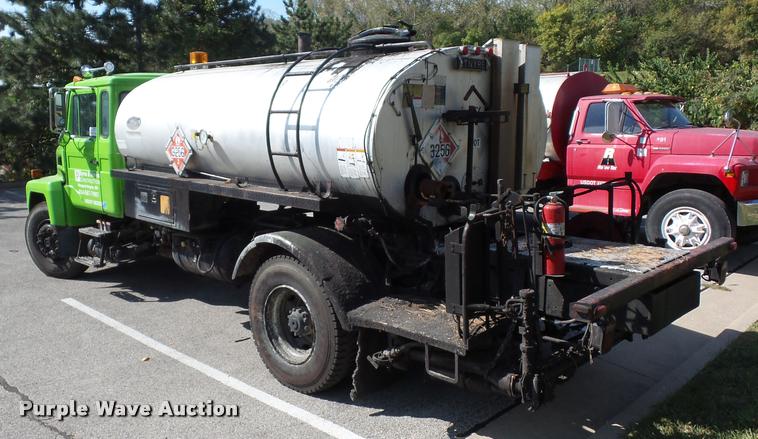 image for item L4368 1989 Mack CS250P oil distributor truck