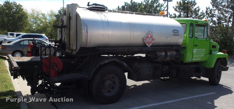 image for item L4368 1989 Mack CS250P oil distributor truck