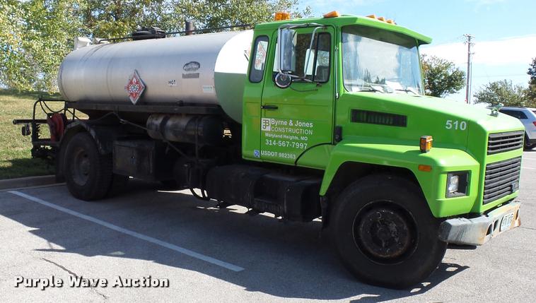 image for item L4368 1989 Mack CS250P oil distributor truck