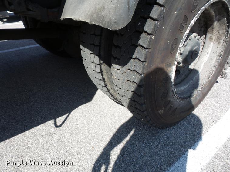 image for item L4368 1989 Mack CS250P oil distributor truck