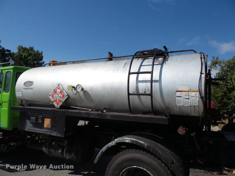 image for item L4368 1989 Mack CS250P oil distributor truck