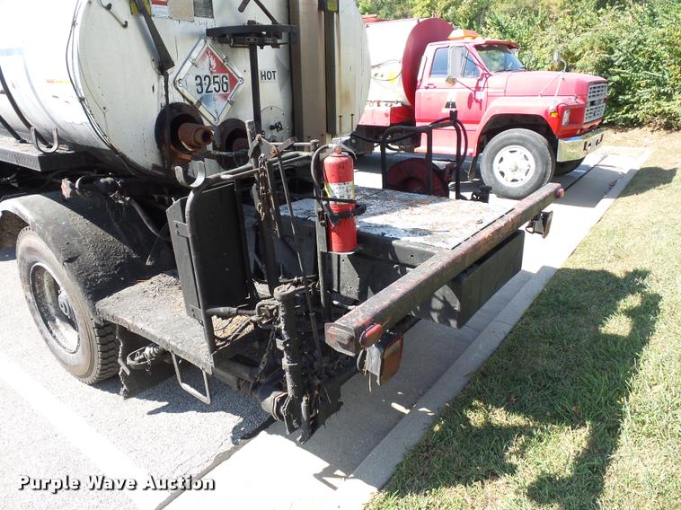 image for item L4368 1989 Mack CS250P oil distributor truck