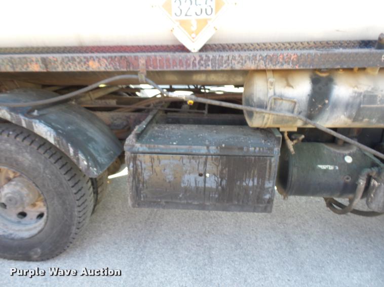 image for item L4368 1989 Mack CS250P oil distributor truck