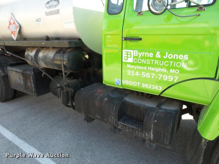 image for item L4368 1989 Mack CS250P oil distributor truck