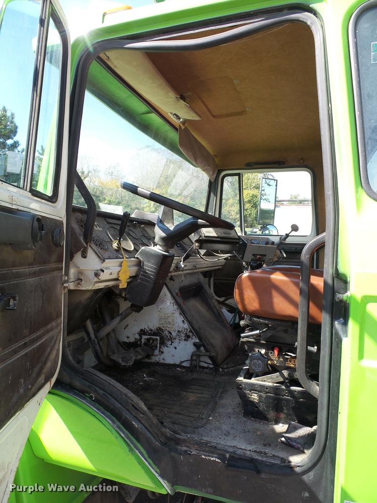 image for item L4368 1989 Mack CS250P oil distributor truck