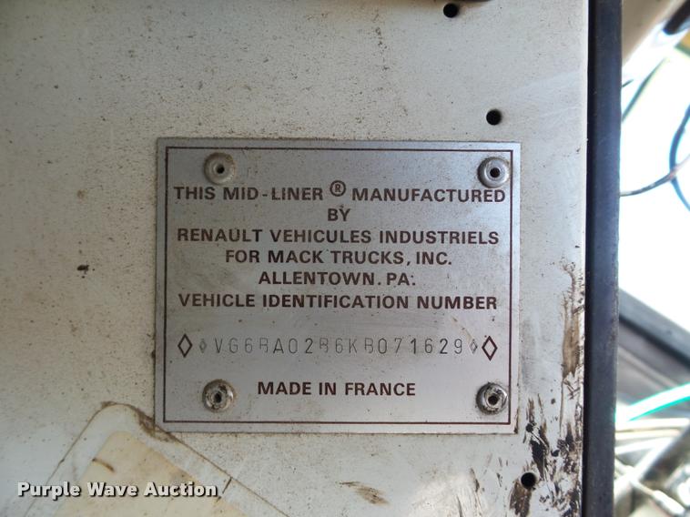 image for item L4368 1989 Mack CS250P oil distributor truck