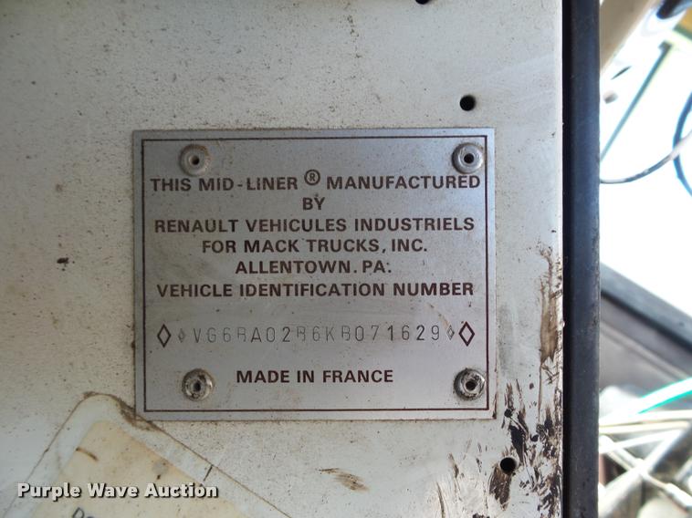image for item L4368 1989 Mack CS250P oil distributor truck