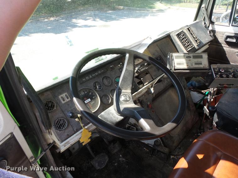 image for item L4368 1989 Mack CS250P oil distributor truck