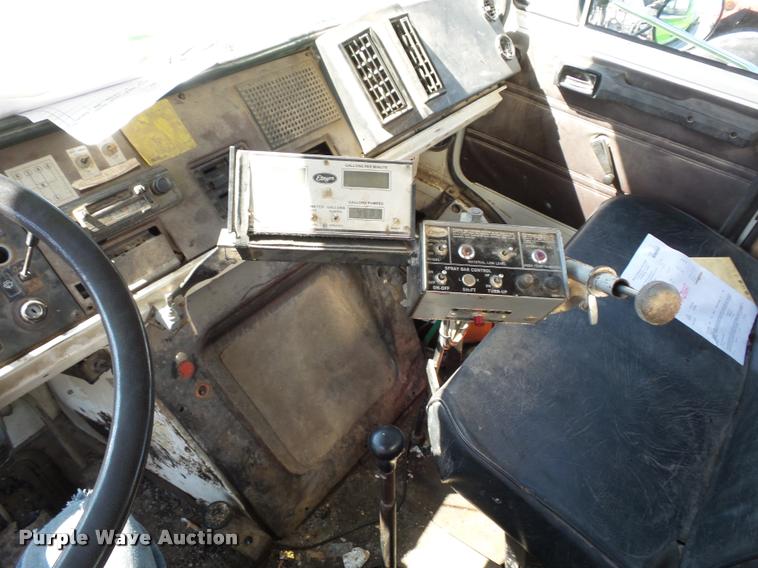 image for item L4368 1989 Mack CS250P oil distributor truck