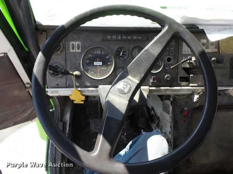 image for item L4368 1989 Mack CS250P oil distributor truck