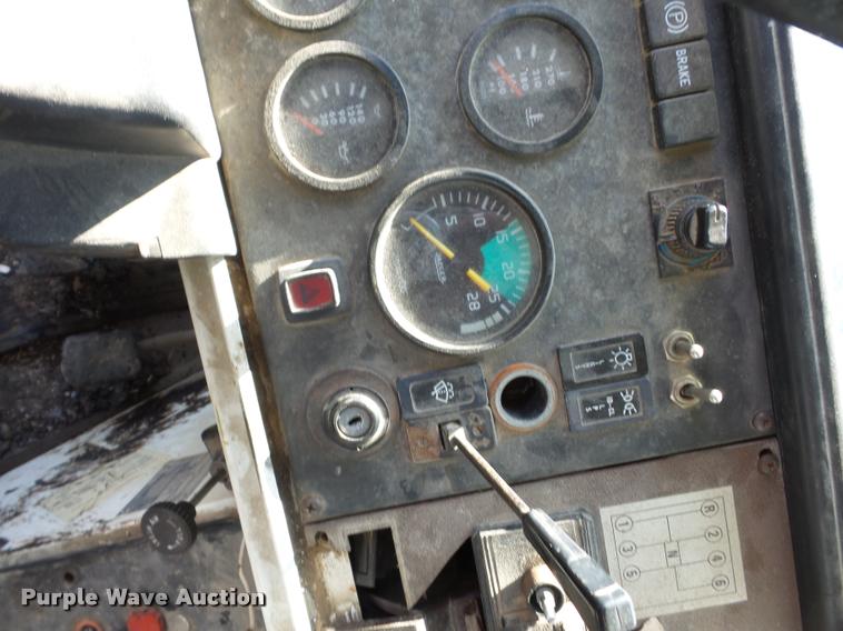 image for item L4368 1989 Mack CS250P oil distributor truck