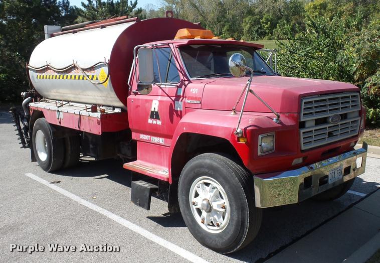 image for item L4369 1991 Ford F800 oil distributor truck