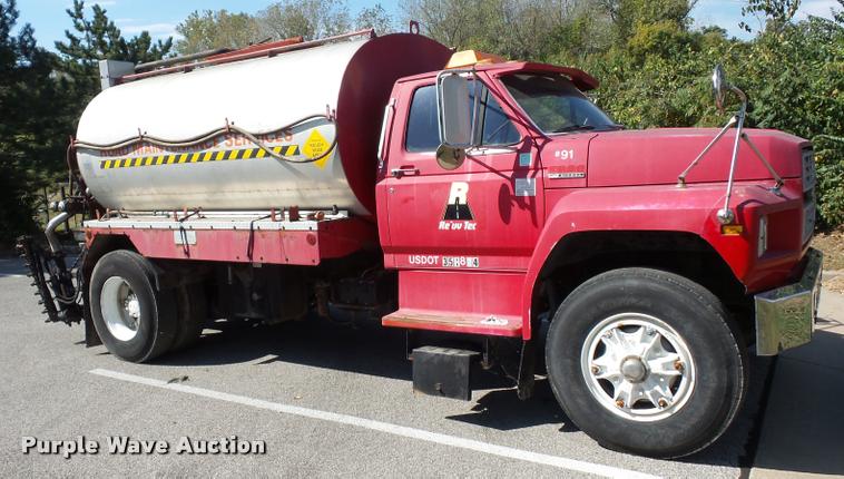 image for item L4369 1991 Ford F800 oil distributor truck