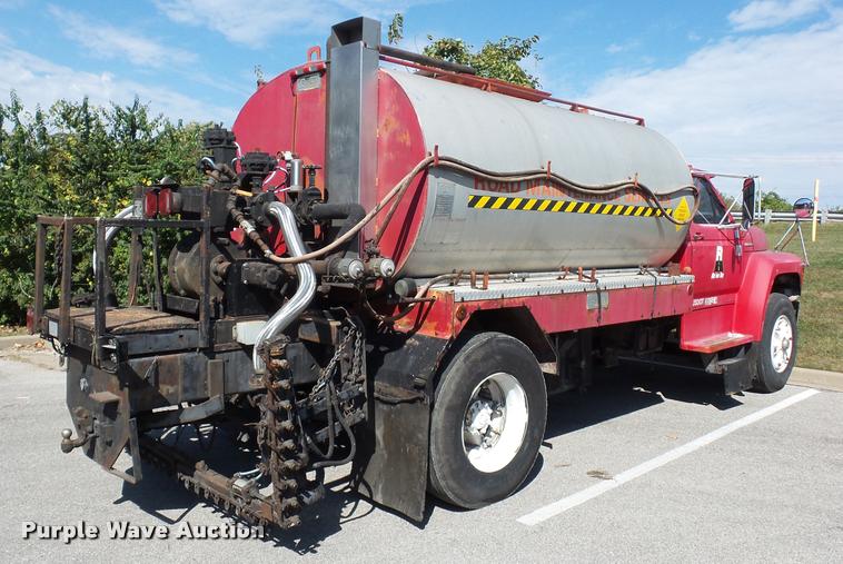 image for item L4369 1991 Ford F800 oil distributor truck