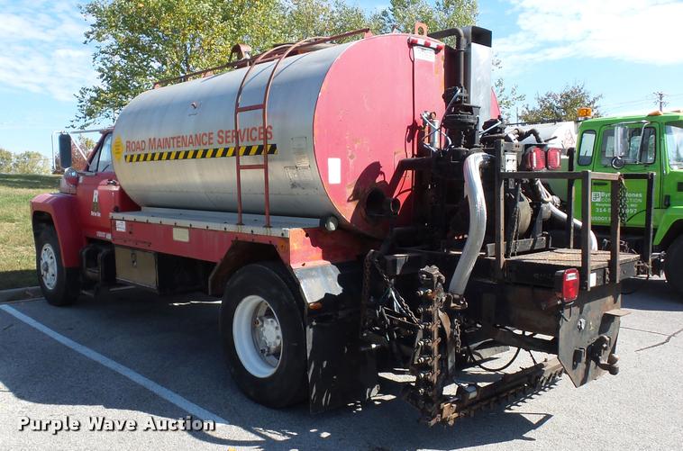 image for item L4369 1991 Ford F800 oil distributor truck