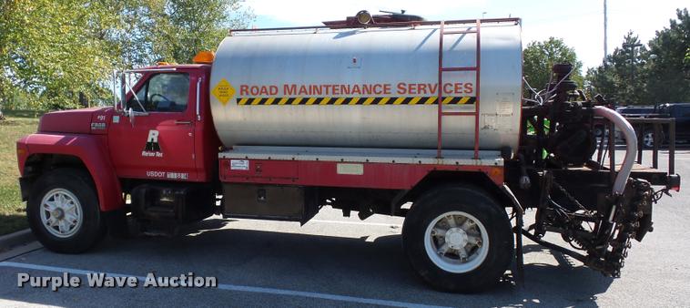 image for item L4369 1991 Ford F800 oil distributor truck