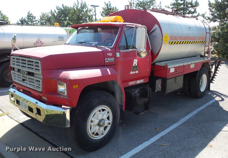 image for item L4369 1991 Ford F800 oil distributor truck