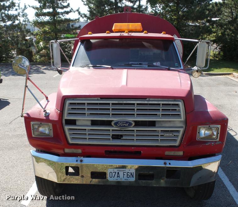 image for item L4369 1991 Ford F800 oil distributor truck