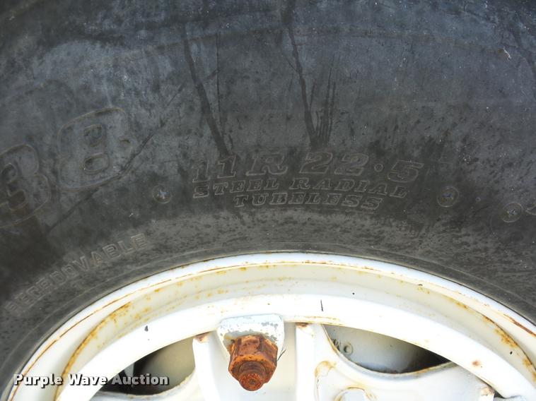 image for item L4369 1991 Ford F800 oil distributor truck