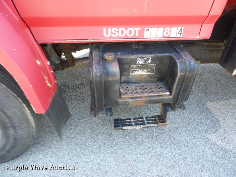 image for item L4369 1991 Ford F800 oil distributor truck